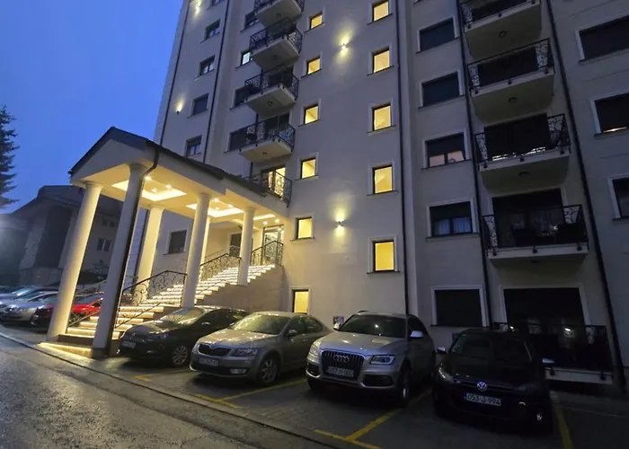 4n Lux & アパート *